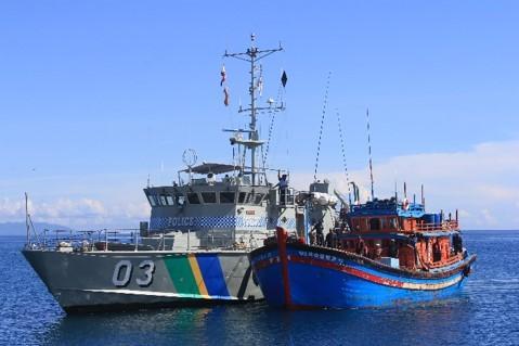 Solomon Islands Patrol Boat (03) Lata closely monitoring a Vietnamese Blue Boat which was caught fishing illegally in the SI Waters in 2018. Photo-FFA Media Filephoto.jpg
